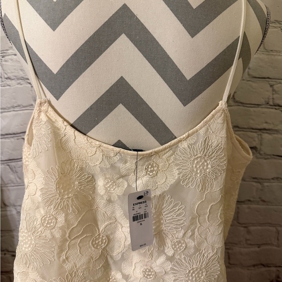 Express Embroidered Tank - Picture 3 of 4